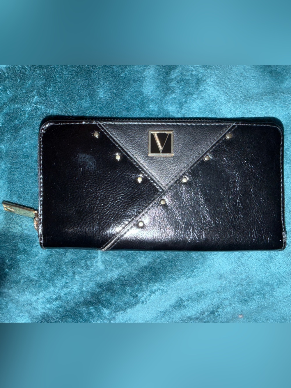 V-Emblem Black Zipper Phone Wallet Case